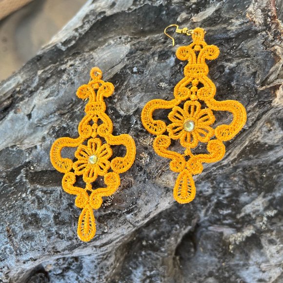 NWT Handmade Embroidered Lace CUSTOM Earrings - Picture 4 of 4